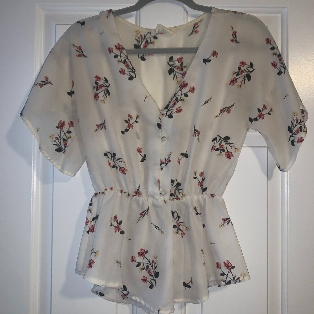 SIENNA SKY BUTTON FRONT PEPLUM TOP, WHITE WITH FLORAL PATTERN, SIZE XS